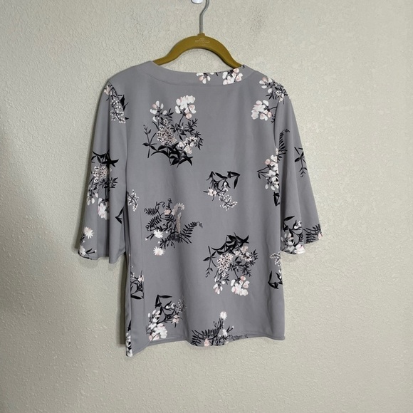 Ann Taylor Gray Floral Split Neck Blouse XS - Picture 3 of 5